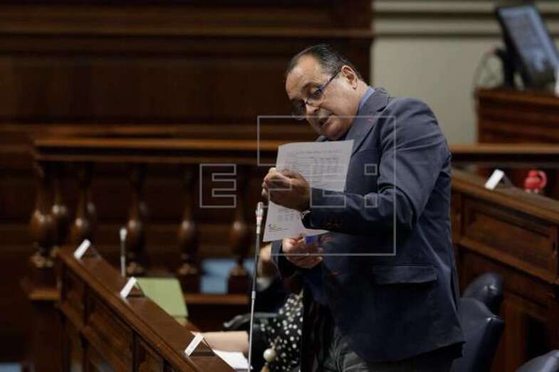 El consejero de Sanidad del Gobierno de Canarias, Blas Trujillo, este martes en el Parlamento (Foto EFE / Ramón de La Rocha)