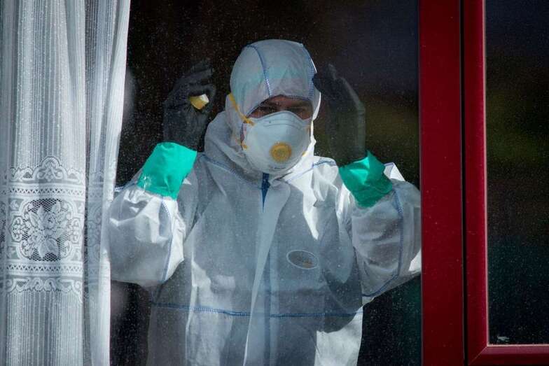 Sanitario con equipo de protección anti-Covid (Foto TA)