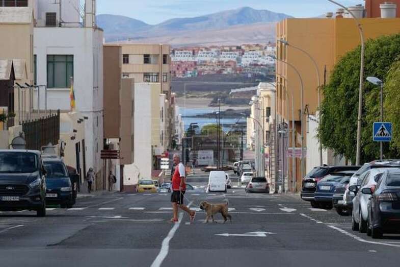 Foto de archivo de un hombre paseando a su perro por las calles de Puerto del Rosario durante el estado de alarma (Foto EFE / Carlos de Saá)