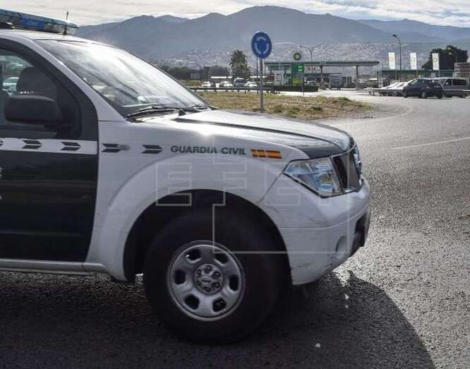 Imagen de archivo de un vehículo de la Guardia Civil en una intervención sin relación con estos hechos (Foto EFE / Miguel Ángel Molina)