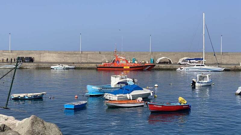 Inmigrantes en una embarcación de Salvamento Marítimo, en el muelle de Arguineguín/TA.