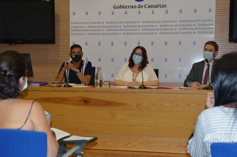 Reunión de la consejera con representes de los sindicatos y de las AMPAS/TA.