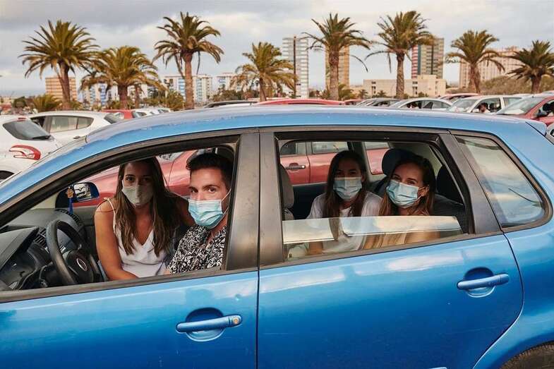 Jóvenes con mascarillas en un coche/TA: