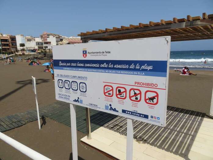 Cartel de recomendaciones de uso en la playa de Salinetas/TA.