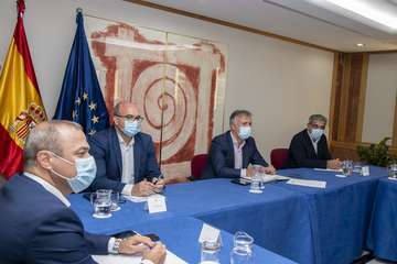 Canarias suspende eventos de más de 10 personas e impone la mascarilla obligatoria en el trabajo/Acfi Press.