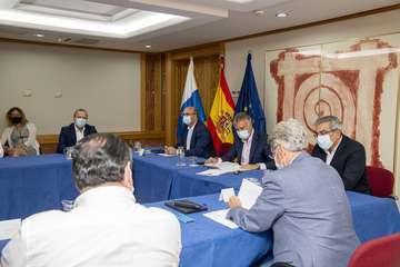 Canarias suspende eventos de más de 10 personas e impone la mascarilla obligatoria en el trabajo/Acfi Press.