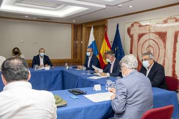 Canarias suspende eventos de más de 10 personas e impone la mascarilla obligatoria en el trabajo/Acfi Press.