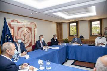 Canarias suspende eventos de más de 10 personas e impone la mascarilla obligatoria en el trabajo/Acfi Press.