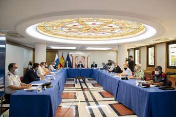 Canarias suspende eventos de más de 10 personas e impone la mascarilla obligatoria en el trabajo/Acfi Press.