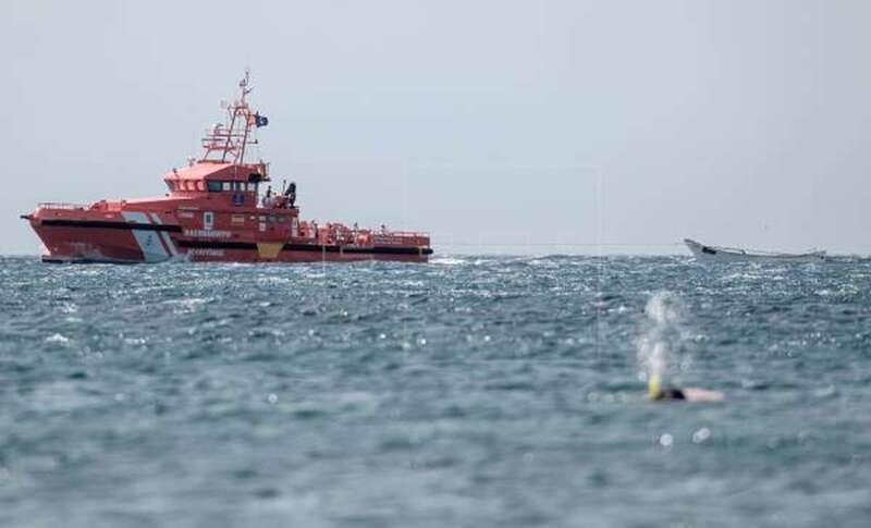 Imagen de archivo de una patera remolcada por Salvamento Marítimo (Foto EFE / Ángel Medina G.)