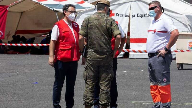 Personal de Cruz Roja y militares en el puerto de Arguineguín/EFE.