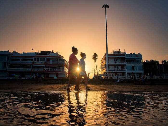 Dos personas pasean con mascarillas por la playa de Salinetas/Miguel Guti.