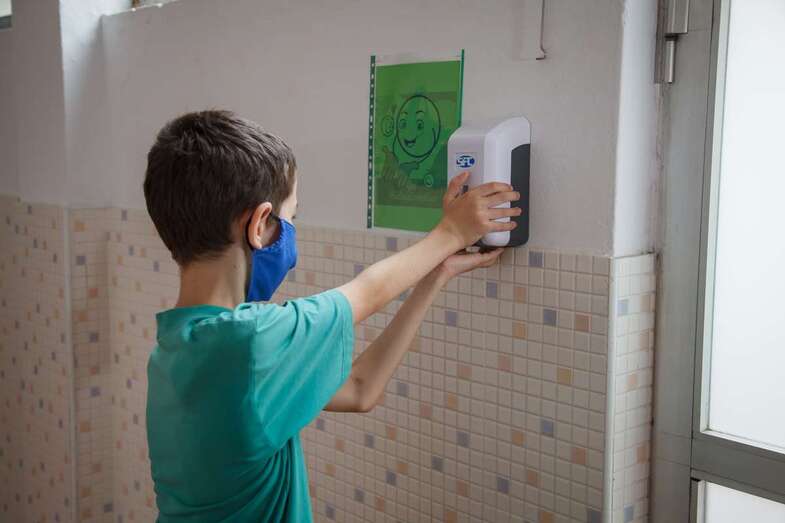 Un niño hace uso del gel hidroalcohólico en un colegio de la capital grancanaria (Foto TA)