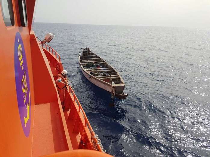 Cayuco junto a una embarcación de Salvamento Marítimo/TA.