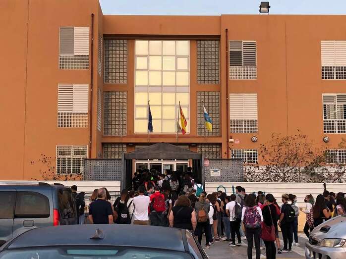 Estudiantes de Telde en la entrada al centro/TA.