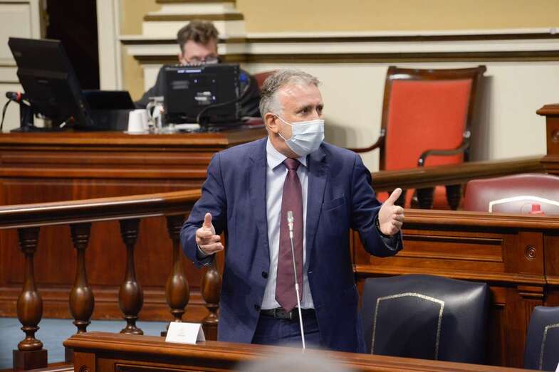 El presidente de Canarias, Ángel Víctor Torres, este martes en el Parlamento canario/Acfi Press.