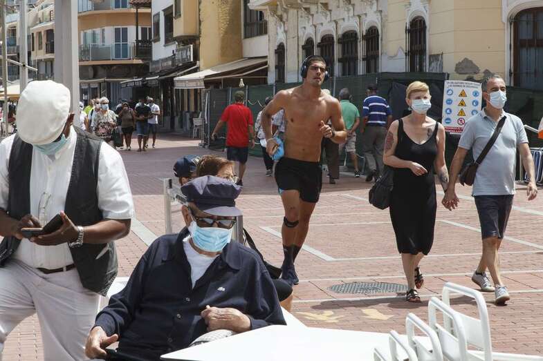 Gente paseando con mascarillas/Acfi Press.