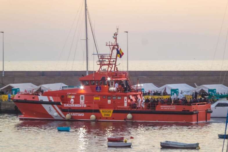 Imagen de una embarcación con inmigrantes/Antonio Rico.