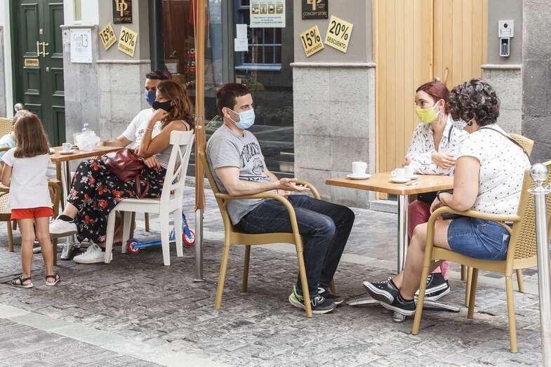 Personas en una terraza con mascarillas/Acfi Press.
