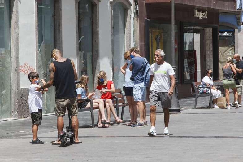 Paseos con mascarillas en una capital canaria/Acfi Press.