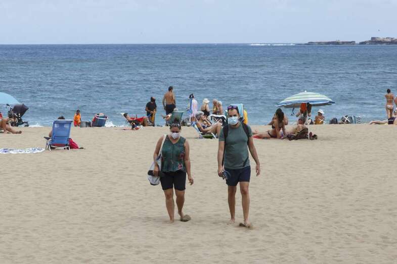 Usuarios de una playa grancanaria con mascarillas/Acfi Press.