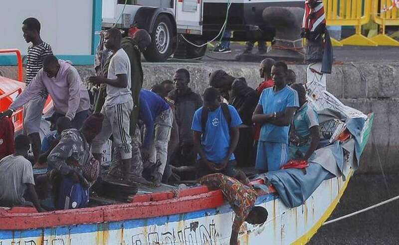 n la imagen, un imigrantes se lava las manos con el agua del mar antes de desembarcar del cayuco en el puerto de Arguineguín/EFE/Elvira Urquijo.