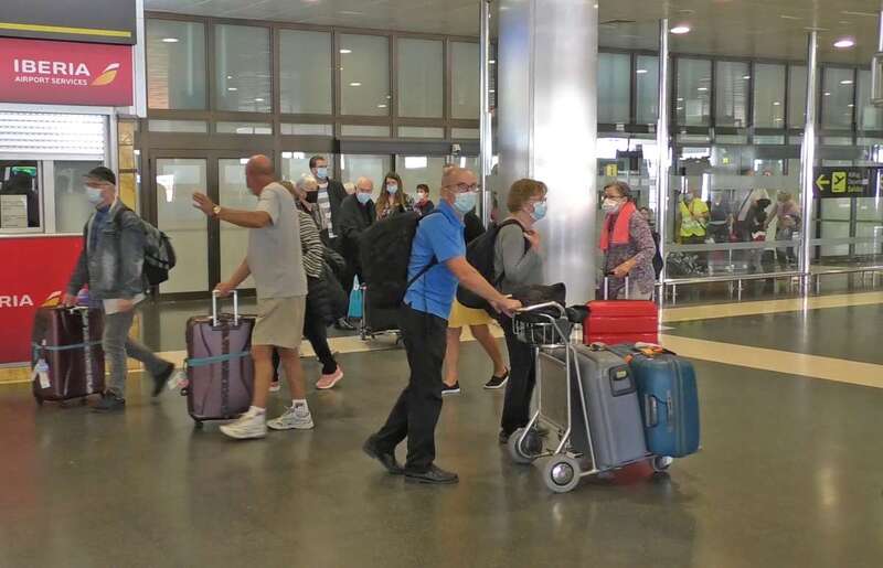Turistas en el Aeropuerto/TA.