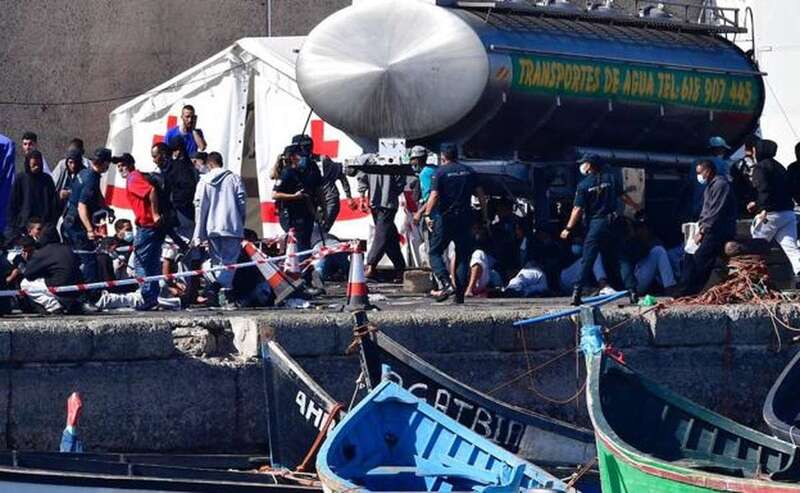 Inmigrantes , en el muelle de Arguineguín/Juan Carlos Alonso/TA.