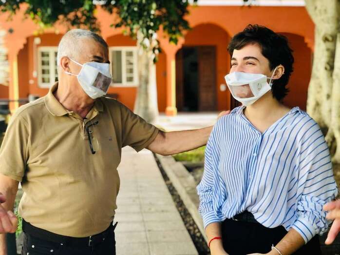 Personas con mascarillas especiales para personas sordas/Multimedia.