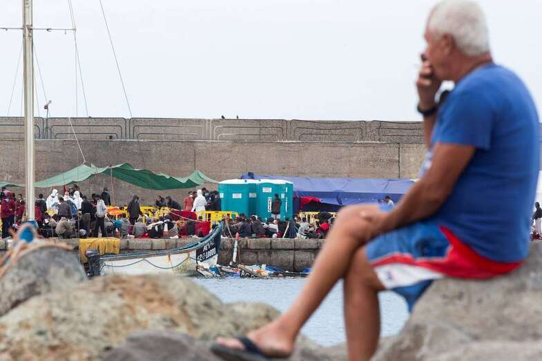 Hacinamiento de inmigrantes en el muelle de Arguineguín/C7.