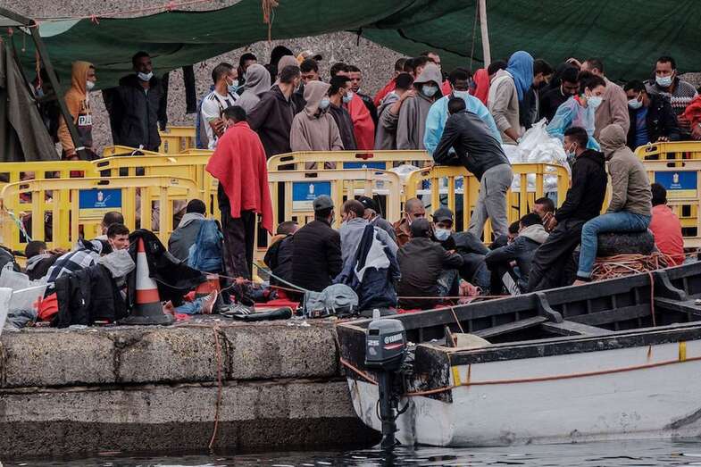 Inmigrantes , en el muelle de Arguineguín/TA.