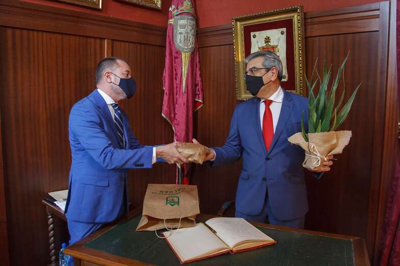 Román Rodríguez con el alcalde de Gáldar, Teo Sosa, durante la visita que efectuó este lunes al municipio norteño/Acfi Press.