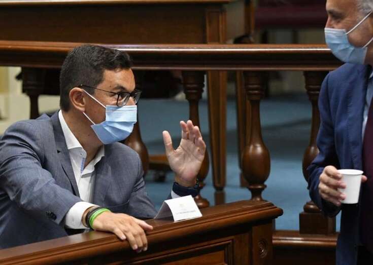 Pablo Rodríguez (i) y Ángel Víctor Torres (d), conversando en el Parlamento de Canarias (Foto TA)
