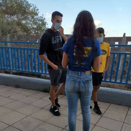 Jóvenes con mascarillas/TA.