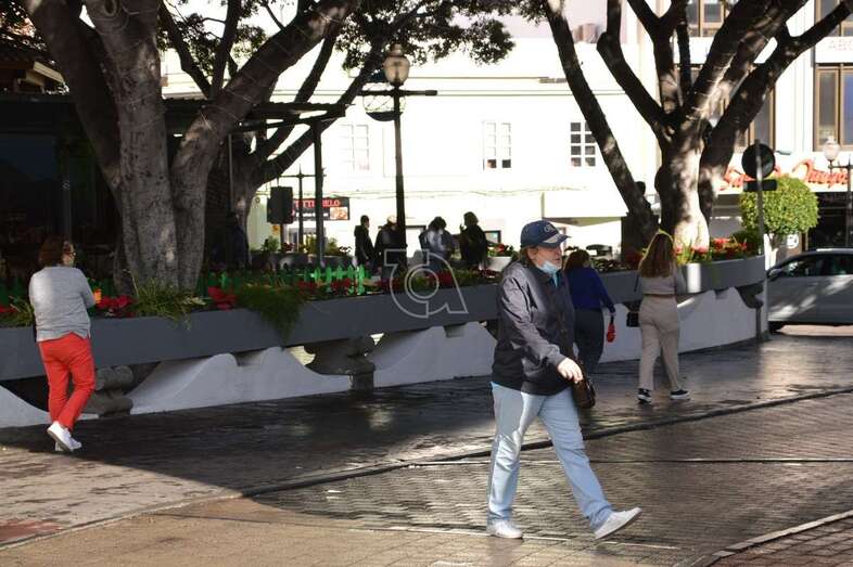 Gente paseando con mascarillas por la zona comercial de Telde/TA.