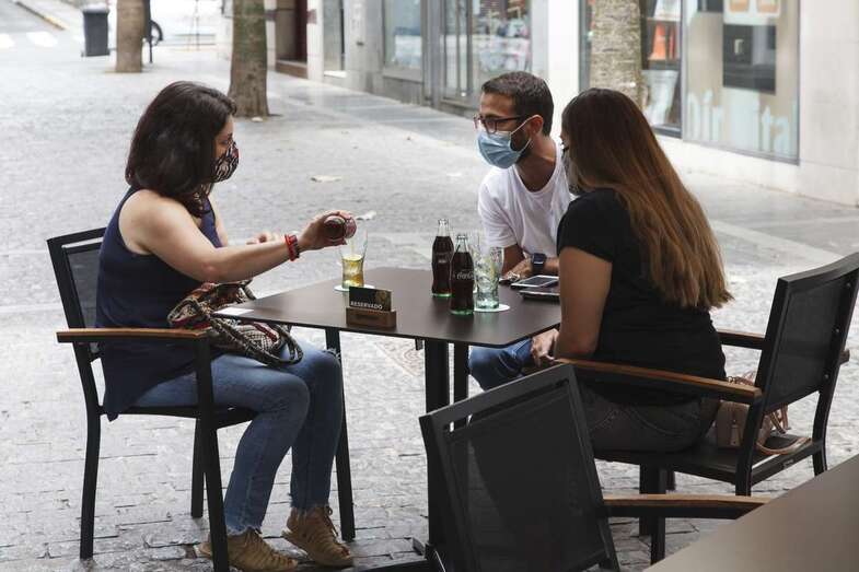 Jóvenes en una terraza/Acfi Press.