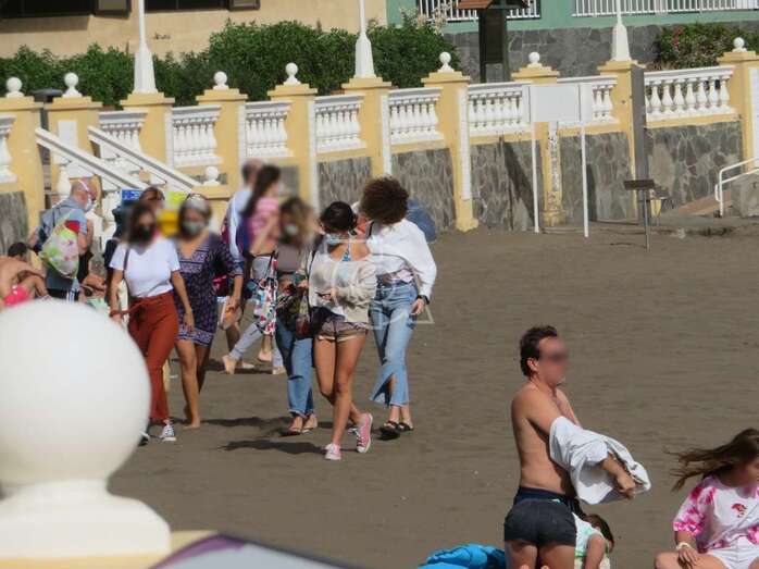 Paseo por la playa de Salinetas/TA.