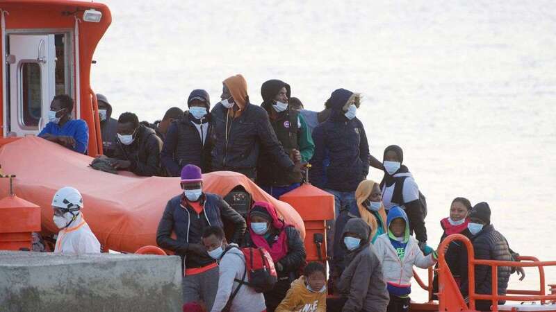 La Salvamar Mizar llega a Puerto del Rosario tras rescatar este sábado a los 42 ocupantes de una lancha neumática/EFE.