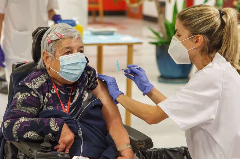 Una de las primeras grancanarias vacunada contra el Covid este domingo/Acfi Press.