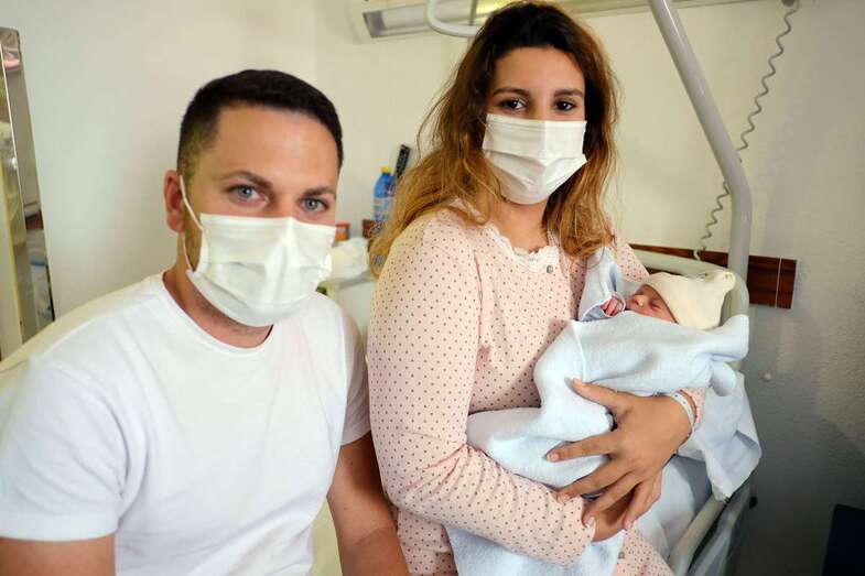 La recién nacida con sus padres/Acfi Press.