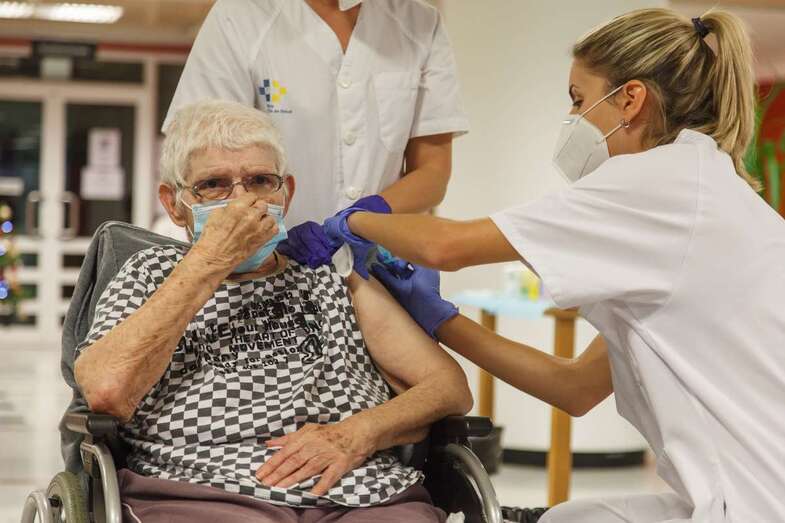 Vacunación de una anciana en Gran Canaria/TA.