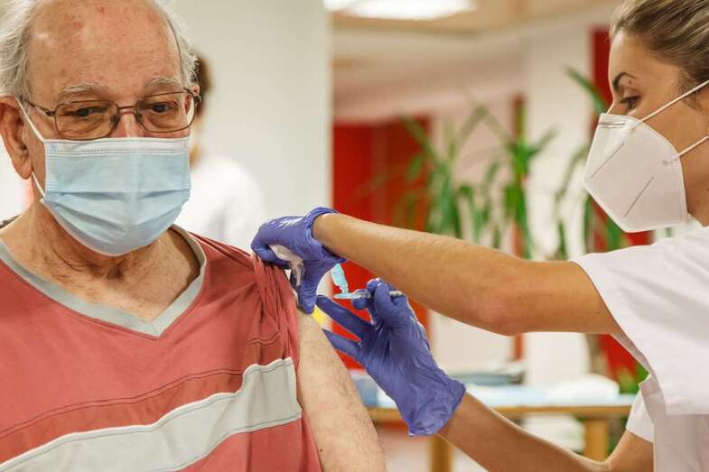 Vacuna de un residente en un centro sociosanitario/TA.