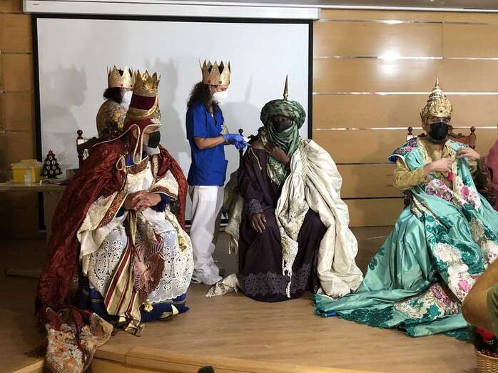 Melchor, Gaspar y Baltasar, este martes en el Centro de Salud Doctor Guigou (Foto TA)