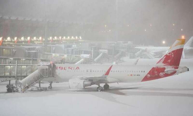 Aviones en Barajas, cubiertos de nieve/Reuters.