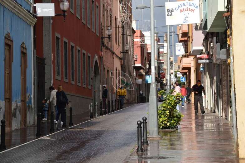 Gente paseando con mascarillas por una calle de  la zona comercial de Telde/TA.