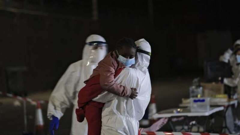 Imagen del rescate de una niña llegada en patera a Canarias/EFE.