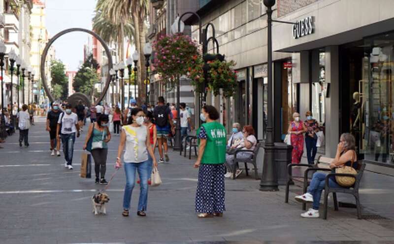Gente paseando con mascarillas por la calle comercial de Triana/TA.