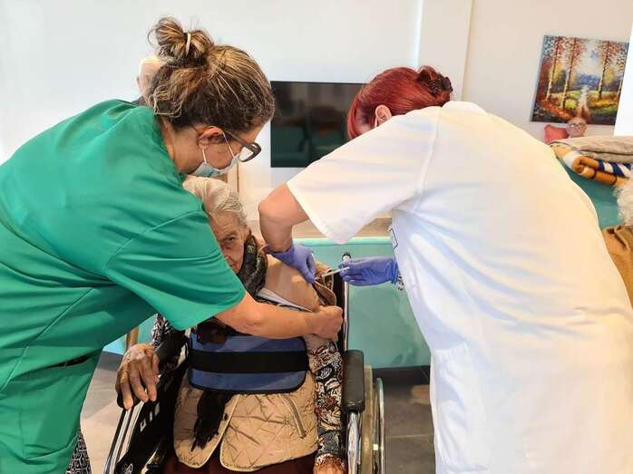 Imagen de la vacunación de una persona anciana en un centro sociosanitario/TA.