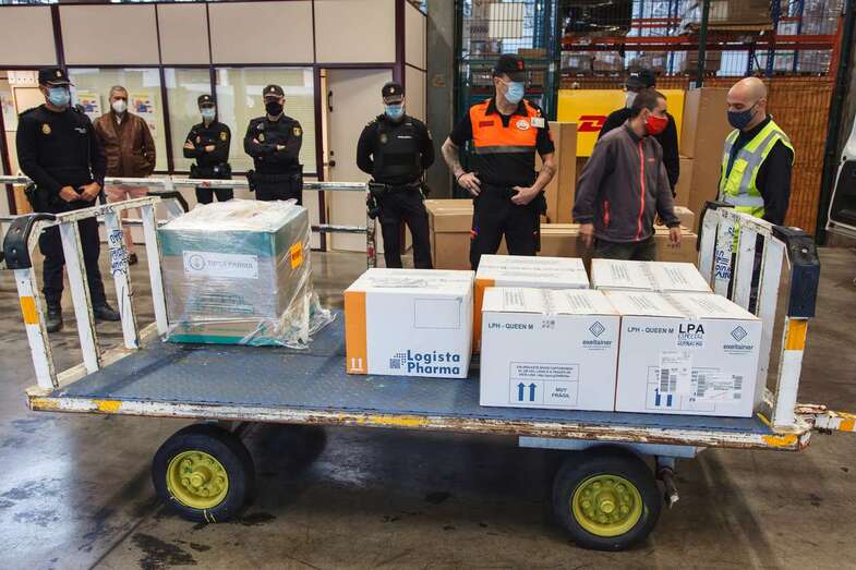 Imagen de la llegada de la primera remesa de AstraZeneca a Gando / Acfi Press