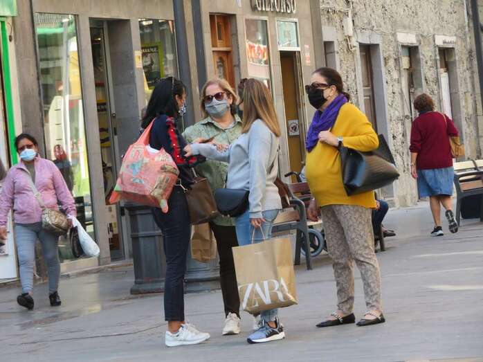 Imagen de gente con mascarillas en la calle de Triana de la capital grancanaria/TA.